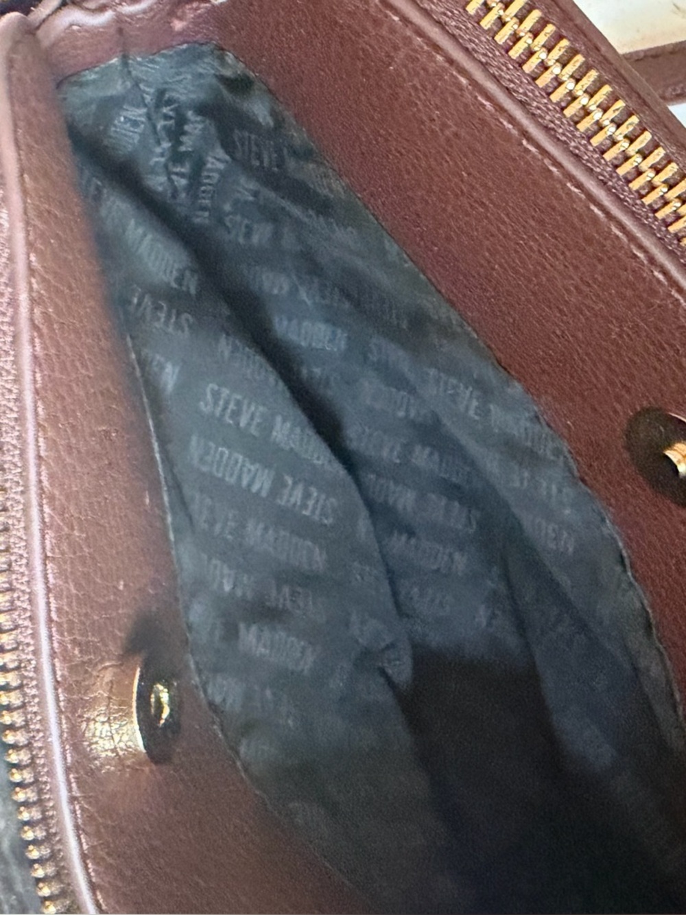 Stuff a bag Steve Madden Chocolate Brown faux Leather Crossbody - Picture 10 of 11